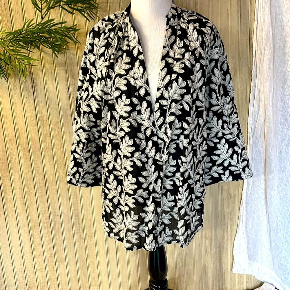 By Anthropologie Popover Blouse, cotton Floral Appliqué Black/Creamy White, EUC